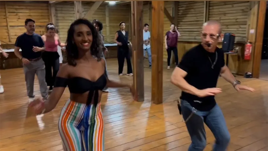 Vidéo de Cours de Bachata avec Saint-Just & Emma, tous les jeudis soirs, à Saint-Pierre de La Réunion, à la Casa d'Emma