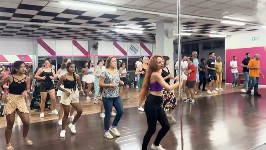 Vidéo de Cours de Bachata avec Saint-Just & Emma, tous les lundis soirs, à Saint-Denis de La Réunion, à Urban Sport